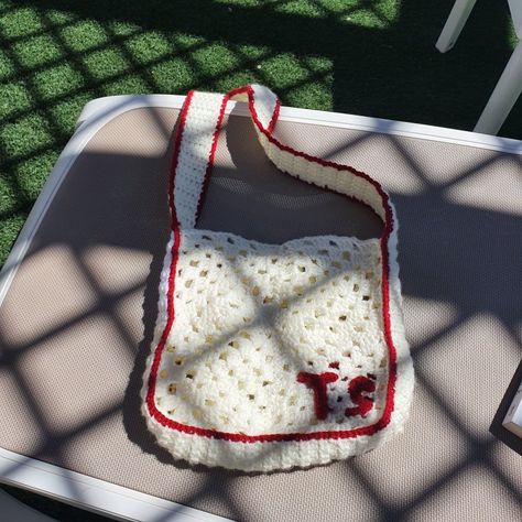 Taylor Swift Inspired Crochet Ideas, Crochet Taylor Swift Bag, Taylor Swift Sewing Projects, Swiftie Crochet, Taylor Swift Crochet Ideas, Taylor Swift Inspired Crochet, Crochet Taylor Swift, Taylor Swift Crochet, Danny Core