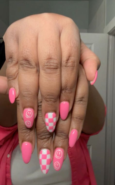 Spring Pink Nail Art: Checkered and Smiley Face Designs for a Fun Look -  #Art #Checkered #Designs #Face #Fun #Nail #pink #Smiley #Spring Preppy Nails With Smiley Face, Nail Checkered Design, Checkered And Smiley Nails, Pink Checkerboard Nails, How To Paint Checkered Nails, Checkered Smiley Face Nails, Preppy Nail Ideas For Kids, Preppy Nail Designs For Kids, How To Do Checkered Nails