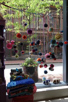 Vidriera Store Display Ideas, Yarn Display, Store Window Displays, Shop Sign Design, Store Windows, Store Window, Shop Window Design, Yarn Store, Wool Shop