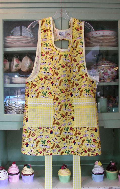 Grandma apron Yellow Salt & Pepper Aprons To Sew, 1960 Kitchen, Grandma Apron, Apron Yellow, Victorian Aprons, Cozy Kitchens, Cobbler Aprons, Clothes Tips, Apron Ideas