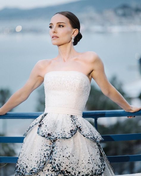 Strapless Evening Gowns, Tulle Maxi Dress, Embroidered Lace Dress, Natalie Portman, Little White Dresses, Strapless Mini Dress, White Wedding Dresses, Long Sleeve Bodycon Dress, Event Dresses