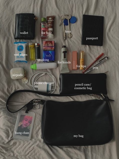 Job Bag Essentials, Things To Put In A Bag, Whats In My Bag Uni Student, Whats In My Backpack, What Is In My Bag, Everyday Carry Essentials, School Backpack Essentials, What's In My Backpack, Bag Contents