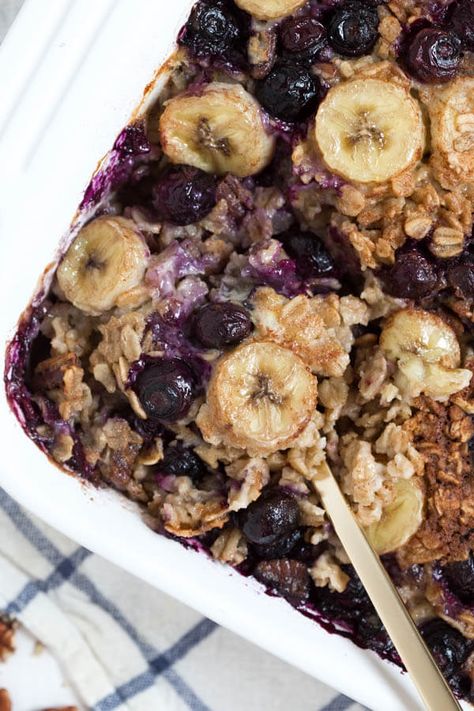 Banana Berry Crunch Baked Oatmeal is a simple, healthy and delicious way to start your day! This easy recipe is made with coconut milk, rolled oats, fresh bananas, berries and maple syrup. Vegan Baked Oatmeal, Clean Eating Baking, Breakfast Casserole Recipes, Oatmeal Vegan, Recipes Clean Eating, Breakfast Oatmeal, Vegan Baked, Healthy Baked, Clean Eating Breakfast