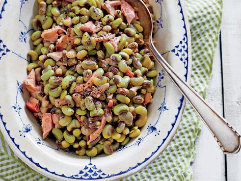 Classic Fresh Field Peas | Smoky ham hocks enrich the broth, yielding a delicious pot of field peas. Try smoking your own hocks--they will yield roughly double what you'll get from store-bought hocks. Field Peas Recipe, Macaroni Salad With Ham, Field Peas, Family Reunion Food, Summer Potluck Recipes, Ham Hocks, Classic Macaroni Salad, Southern Living Recipes, Peas Recipe