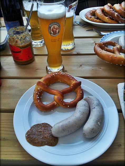 Tradion de Bavière : Petit-déjeuner Weißwurst / Bière blanche German Aesthetic, Octoberfest Beer, Oktoberfest Food, Coffee Aesthetic, Beer Festival, Pretzels, International Recipes, Bavaria, Eating Well