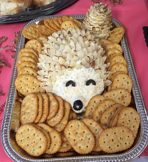 Porcupine cheese ball Hedgehog Cheese Ball, Woodland Baby Shower Theme Decorations, Torturi Baby Shower, Woodland Baby Shower Theme Boy, Woodland Baby Shower Food, Baby Shower Appetizers, Baby Shower Themes For Boys, Popular Baby Shower Themes, Deer Baby Shower Invitations