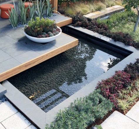 Modern Koi Pond, Modern Pond, Kolam Koi, Fish Pond Gardens, Garden Pond Design, Pond Water Features, Pond Landscaping, Backyard Water Feature, Koi Fish Pond