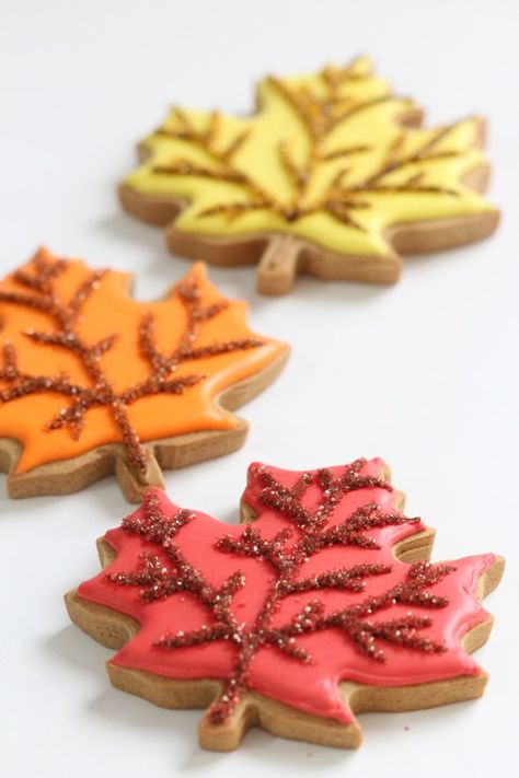 autumn-leaf-cookies-_-sweetopia Maple Leaf Cookies, Cookie Contest, Halloween Cookies Decorated, Leaf Cookies, Thanksgiving Cookies, Snowflake Cookies, Thanksgiving Treats, Fall Cookies, Pretty Cookies