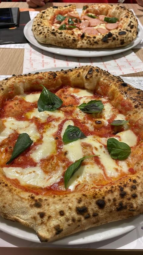 Pizza In Naples, Pizza Italy, Italy Naples, Easy College Meals, Food Babe, Delicacy Food, Healthy Food Motivation, Food App, Food Obsession