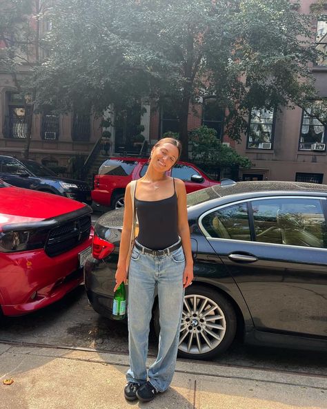 ❤️♥️🍎 | Instagram New York Fits Spring, Hannah Meloche, Outfit Ideas Trendy, Make Yourself Proud, Autumn Styles, Nyc Outfits, Samba Outfit, New York Outfits, Oversized Sweaters