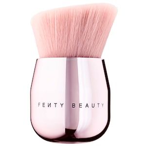 Shop FENTY BEAUTY’s Face & Body Kabuki Brush 160 at Sephora. A face and body kabuki brush with a custom angled design for blending liquid and powder formulas. Rihanna Body, Rihanna Face, Alat Makeup, Bronzer Brush, Beauty Brushes, Kabuki Brush, Sephora Beauty, Angled Brush, Body Brushing