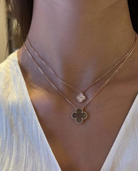 Van Cleef Alhambra, Van Cleef Necklace, Van Cleef And Arpels Jewelry, Four Leaf Clover Necklace, Clover Pendant, Van Cleef And Arpels, Luxe Jewelry, Jewelry Accessories Ideas, Dope Jewelry