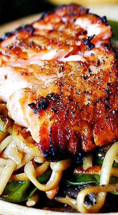 Asian Salmon and Noodles - easy, flavorful weeknight dinner recipe! Salmon And Noodles, Koreansk Mad, Asian Salmon, Meat And Vegetables, Pak Choi, Salmon Dishes, Fish Dinner, Think Food, Asian Cooking