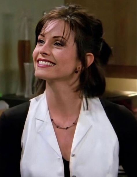 Monica Geller Season 3 Hair, Monica Gellar Short Hair, Monica Geller Hair Season 1, Courtney Cox Short Hair, Shirt Hairstyles For Women, Shirt Hair With Bangs, Monica Geller Short Hair, Monica Geller Hairstyles, Monica Haircut