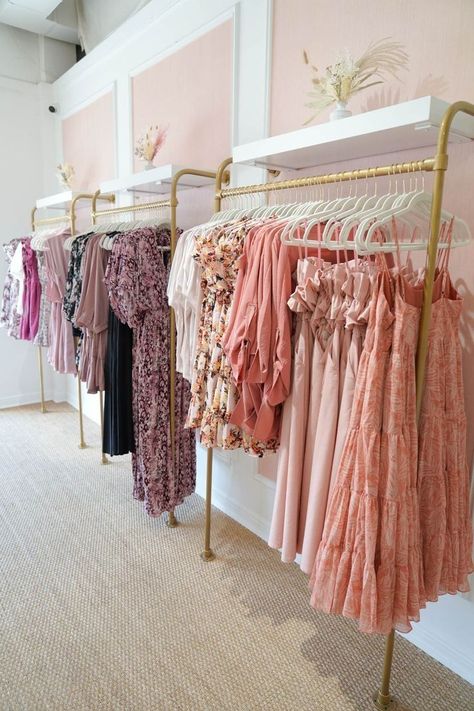 Small Boutique Interior, Clothing Boutique Decor, Clothes Rack Design, Botique Interiors, Clothing Boutique Ideas, Boutique Layout, Clothing Boutique Interior, Boutique Store Displays, Retail Store Interior Design