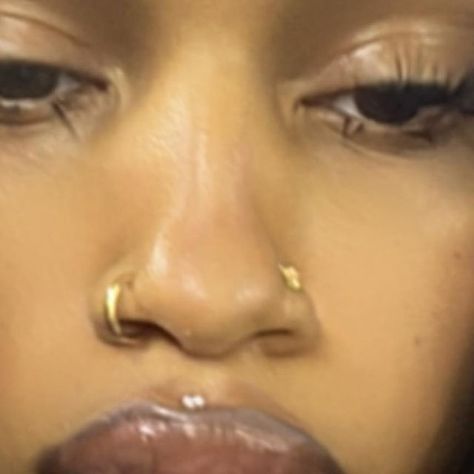 Lunes🦇 on Instagram: "Me vs. The things I made this week" Gold Piercing Jewelry, Gold Nose Piercing Aesthetic, Piercing On Black Women, Piercings Baddie, Piercing Black Women, Peircings Women, Nose Piercing Aesthetic, Two Nose Piercings, Nose Peircing