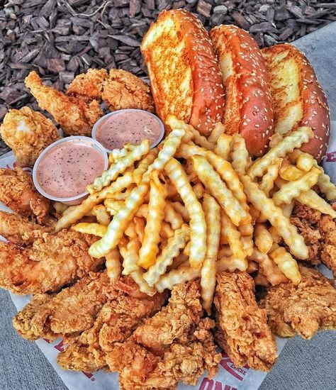 Chicken And Fries, Fat Food, Restaurant Ideas, Food Babe, Food Therapy, Awesome Food, Yummy Comfort Food, Food Goals, Food Platters