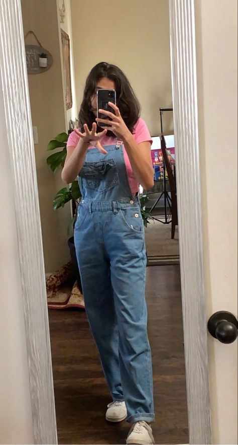 Outfits Jardineras Jeans, Denim Jumper Outfit Ideas, Denim Jumper Outfit, 80s Overalls, Overalls Outfit Aesthetic, Hogwarts Outfits, Shein Brasil, Outfits Retro, Overall Outfit