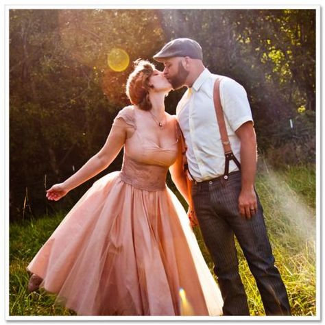 noivo-suspensorio (20) Rockabilly Couple, Photoshoot Vintage, Wedding Fotos, Pinup Fashion, Rockabilly Wedding, Rustic Farm Wedding, Wedding Outfit Men, Vintage Photoshoot, Vintage Couples