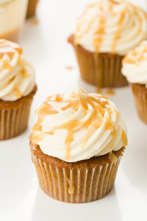 Thanksgiving Desserts For A Crowd, Thanksgiving Cupcake Ideas, Butterscotch Cupcakes, Yellow Cake Cupcakes, Cupcake Desserts, Easy Thanksgiving Desserts, Butterscotch Recipes, Sweet Deserts, Vanilla And Chocolate Cupcakes