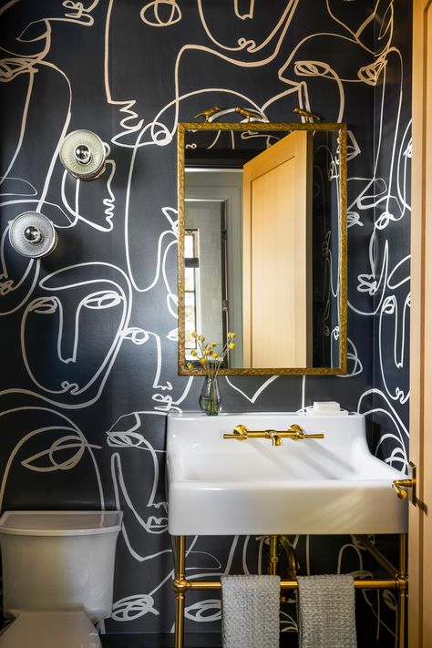 bathroom with black abstract wallpaper Simple Bathroom Decor, Bathroom Decorations, White Bathroom Tiles, Black And White Tiles, Open Space Living, Chic Bathrooms, Floor Layout, Bathroom Wallpaper, Painting Bathroom