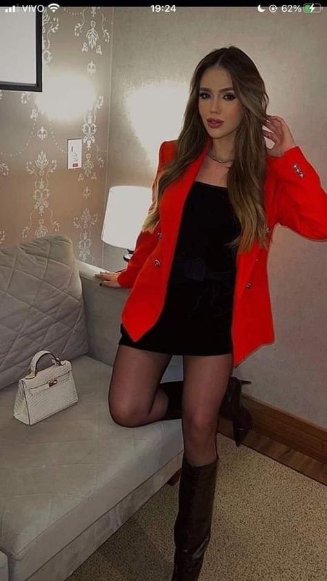 Red Blazer With Dress, Red Blazer Holiday Outfit, Sporty Date Night Outfit, Blazer Rojo Outfit Noche, Outfits Saco Rojo, Outfit Saco Rojo, Blazer Christmas Outfit, Christmas Blazer Outfit, Outfit Blazer Rojo