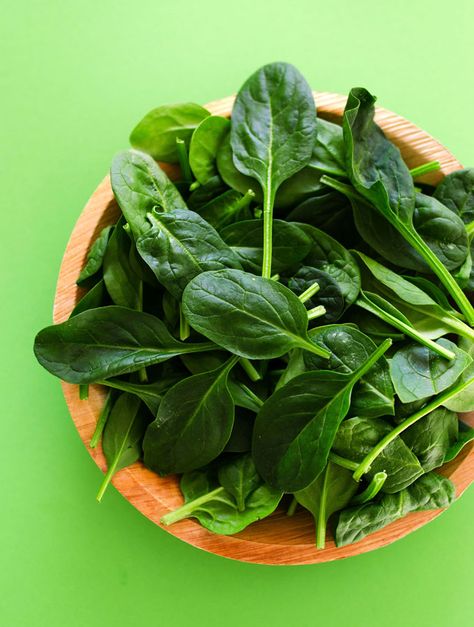 Everything you need to know about cooking with spinach, including the different spinach varieties, how to store it, and nutrition information. Cooking With Spinach, Easy Spinach Recipes, Cooking Spinach, Nutrition And Mental Health, Tuscan Garden, Nutrition Activities, Nutrition Certification, Nutrition Consultant, Sugar Intake