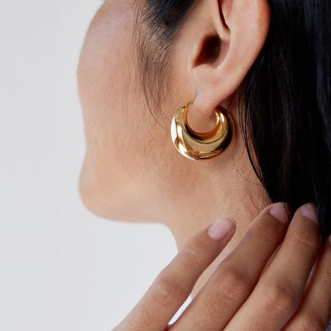 Sculptural Hoops | Mejuri Mejuri Earrings, Mejuri Jewelry, Laura Harrier, Cher Horowitz, Heels Pink, Earring Hoops, Lori Harvey, Pink Tweed, Malibu Barbie