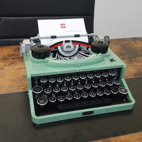 I finally finished the LEGO Ideas Typewriter. Such an amazing set. Frustrating at times but definitely worth it. Retro Lego Sets, Lego Typewriter, Retro Display, Buy Lego, Lego Ideas, Creative Hobbies, Lego Sets, Christmas Wishlist, Typewriter