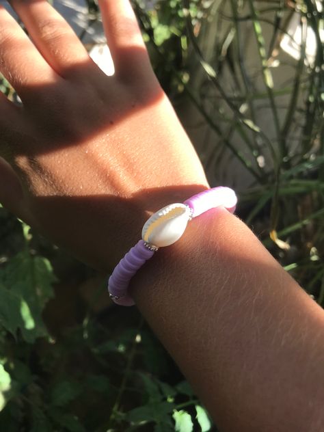 Shell Clay Bead Bracelet, Preppy Aesthetic Summer, Pulseras Aesthetic, Make Clay Beads, Heishi Bracelets, Pastel Bracelet, Clay Bead Bracelet, Preppy Jewelry, Lovely Photo