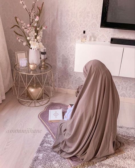 Woman Praying Images, Dubai Money, Muslim Prayer Room Ideas, Street Hijab, Prayer Room Ideas, Bedroom Nook, Cute Couple Dancing, Muslim Images, Street Hijab Fashion