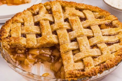 Lattice Topped Apple Pie Recipe (A Fall Classic to Make Every Year) Lattice Apple Pie, Pie Lattice, Apple Pie Lattice, Farmhouse Recipes, Pie Baking, Classic Apple Pie, Apple Pie Recipe, Baked Apple Pie, Apple Varieties