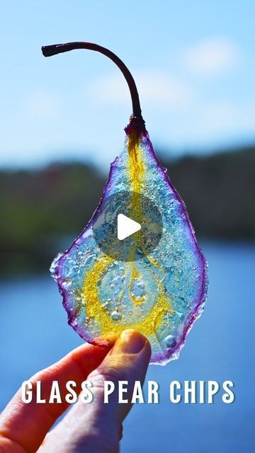 Translucent Pear Chips, Glass Poached Pear, Candied Glass Pears, Candied Pears Recipe, Easy Pear Recipes, How To Ripen Pears, Candied Pears, Pear Chips, Pear Recipe