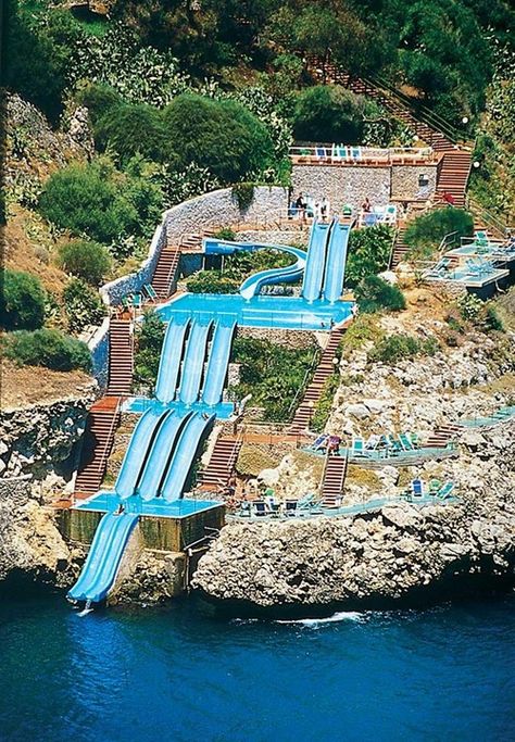 Toboggan aquatique à Città del Mare en Sicile Cool Water Slides, Dream Pools, Destin Florida, Italy Vacation, Water Slide, Vacation Places, Alam Yang Indah, Water Slides, Beautiful Places To Travel