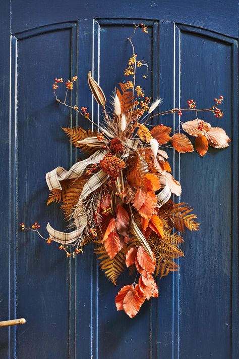 18 Festive Fall Wreath Ideas for a Stunning Seasonal Display Fall Door Swag, Diy Fall Wreaths, Fall Wreath Ideas, Front Door Ideas, Unique Front Doors, Front Door Swag, Welcome Autumn, Fall Swags, Billy Buttons