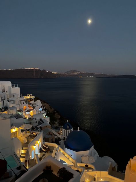 Santorini Greece At Night, Santorini Night, Santorini At Night, Santorini Vacation, Greece Honeymoon, Ocean At Night, Greek Temple, City Background, Dream Holiday