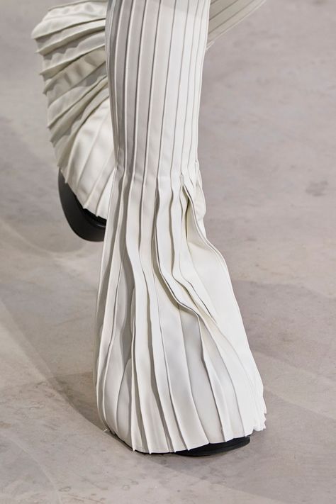 Pleats Fashion, Structured Fashion, Spring 2023 Ready To Wear, 2023 Ready To Wear Collection, Conceptual Fashion, 2023 Ready To Wear, Tile Shower Ideas, Fashion Portfolio, Creation Couture