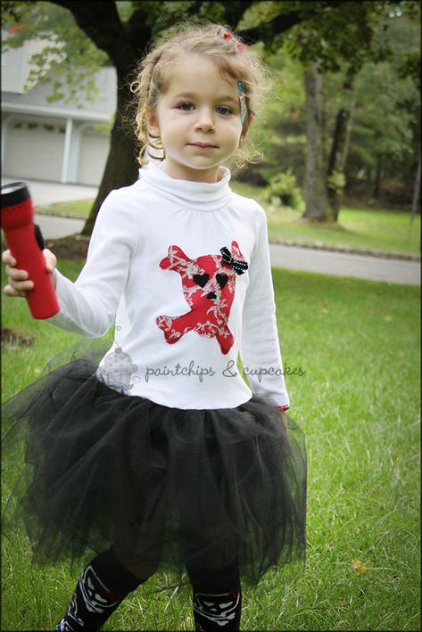 adding tulle to t-shirt to make dress; DON'T like the "skull" thing, but like the tulle idea in general. Diy Tulle Tutu, Tulle Halloween Costumes, Tutu Dress Tutorial, Tshirt Dress Diy, Halloween Tutu Dress, Diy Tutu Dress, Girly Skull, Baby Dress Tutorials, Tutu Shirt