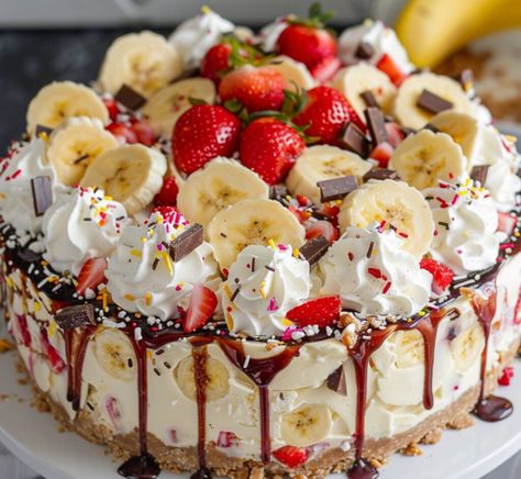 No-Bake Banana Split Cheesecake No Bake Banana Split Dessert, Banana Split Cheesecake, Banana Split Pie, Banana Cream Cheesecake, Bake Banana, Caramel Cake Recipe, Rich Cheesecake, Banana Split Cake, Banana Split Dessert