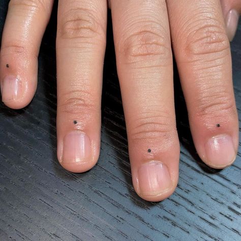 Handpoked Finger Tattoo, Finger Flash Tattoo, Small Fingers Nails, Point Finger Tattoo, Finger Tattoos For Small Fingers, Tiny Thumb Tattoos, Tattoo Dots On Fingers, Dots Tattoo Finger, Dot Finger Tattoo Meaning