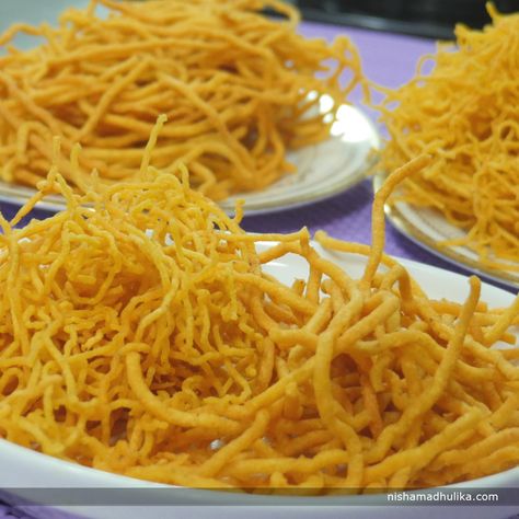 Aloo bhujia sev is a light snack prepared with chickpea flour, potatoes and some Indian spices which can be consumed at any time of the day.  Recipe in English- http://indiangoodfood.com/1893-bikaneri-namkeen-sev-recipe.html ( copy and paste link into browser) Aloo Bhujia, Desi Street Food, They Don't Care, Healthy Eating Snacks, Diwali Special, Vegetarian Snacks Recipes, Light Snacks, Vegetarian Snacks, Chickpea Flour