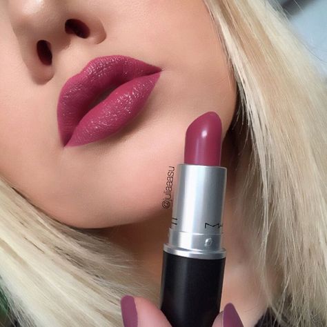 M•A•C Captive (Satin) 💄 Winter Lipstick Colors, Chocolate Lipstick, Mac Makeup Looks, Best Mac Lipstick, Mac Lipstick Shades, Drugstore Lipstick, Lips Shades, Mac Eyeshadow, Deep Winter