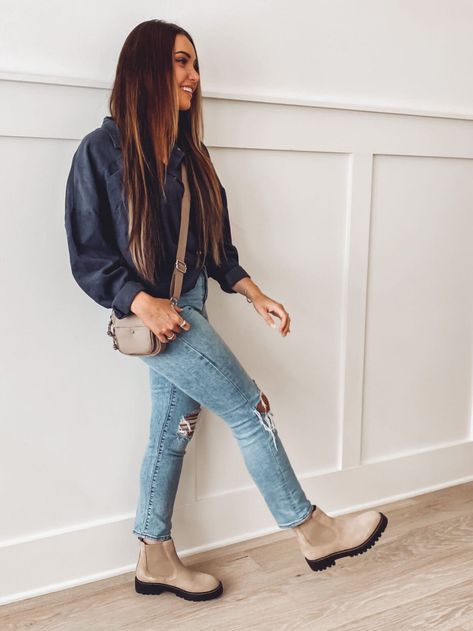 Outfits With Chelsea Boots Woman, Tan Chelsea Boots Women Outfit, Tan Chelsea Boots Outfit, Styling Chelsea Boots Women, Chelsea Boots Women Outfit, Chelsea Boots Outfit Women, Chelsea Boots With Jeans, How To Style Chelsea Boots, Chelsea Boot Outfits Women