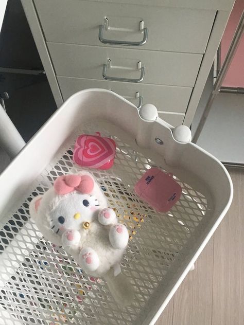 Room Inspo Coquette, Cute Room Inspo, Summer Hello Kitty, Sanrio Winter, Heart Airpods, Coquette Bedroom, Hello Kitty Cat, 헬로키티 배경화면, Cat Plushie