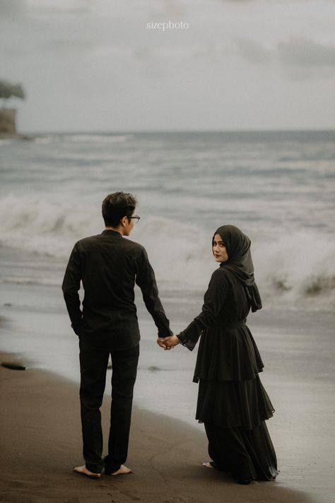 From Prewedding Moment @bayuadepratama & @nazliaslvn • • • More Info Price List. 082213434707 Prewedding Ideas Casual Hijab, Prewed Hijab, Prewed Casual, Prewed Outdoor, Prewedding Hijab, Ootd Couple, Beach Holiday Outfits, Baby Bump Photoshoot, Nikah Outfit