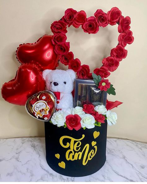 Valentine’s Day Gifts To Sell, Ideas Para Amor Y Amistad, Valentines Day Gift Basket, Valentines Gifts Ideas, Ideas Para San Valentin, Valentine Flower Arrangements, Candy Gifts Diy, Chocolate Flowers Bouquet, Appreciation Gifts Diy