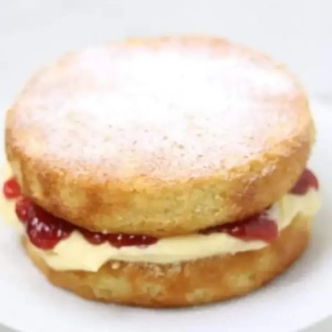 The Best Mary Berry All-In-One Victoria Sponge Cake Recipe - British Recipes Book Genoise Sponge Cake Recipe, Mary Berry Victoria Sponge, Mary Berry Recipes Baking, Mary Berry Recipes, Basic Sponge Cake Recipe, Victoria Sponge Cake Recipe, Mary Berry Cakes, Berry Cakes, Fluffy Sponge Cake