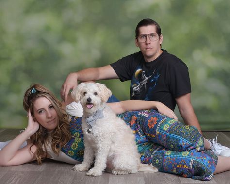 80s Family Pictures, Funny Couple Studio Photoshoot, Awkward Pet Family Photos, Funny 80s Family Photos, Awkward Family Photos With Dog, Sears Photoshoot, 80s Family Photoshoot, 80s Poses, 80s Family Photos