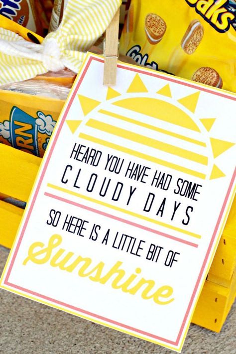 Basket of Sunshine and free printable gift tag. A fun gift idea for a neighbor or a friend on www.thirtyhandmad... Basket Of Sunshine, Sunshine Printable, Box Of Sunshine, Free Printable Gifts, Free Printable Gift Tags, Diy Gifts For Friends, Cadeau Diy, Get Well Gifts, Neighbor Gifts