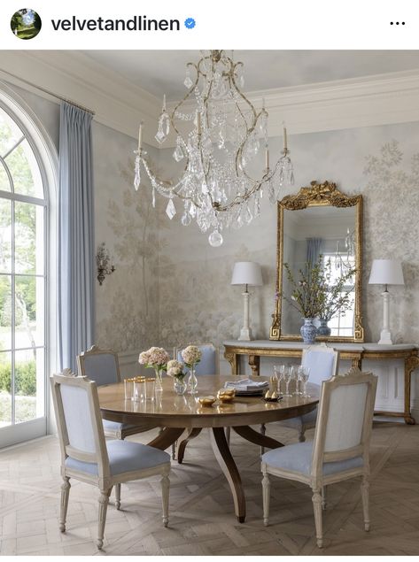 Dining Room Big, Dining Room With Brown Table, Round Formal Dining Table, French Classic Dining Room, Square Dining Room Layout, Coquette Dining Room, Round Table Dining Room With Crystal Chandelier, Fancy Dining Room, Elegant Dining Room Ideas